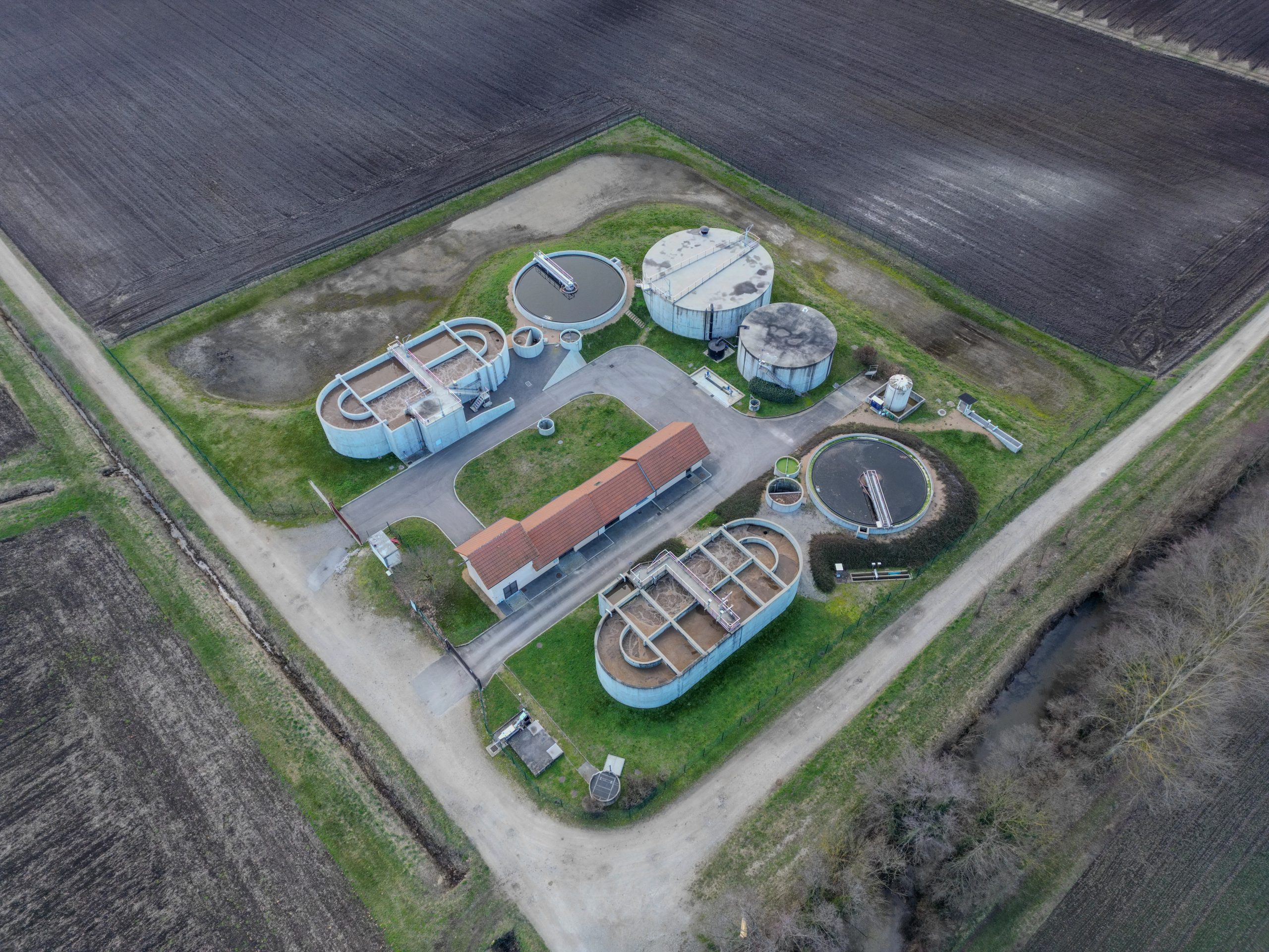 How do I create a sustainable and eco-friendly Airbnb business model?